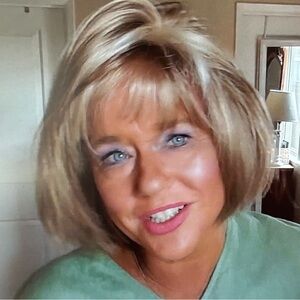 Oasis Wig By Statements in Glazed Hazelnut NIB